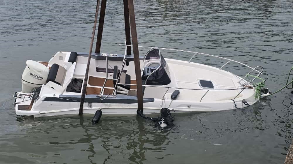 Fırtınada batan mini yat vin&ccedil; yardımıyla karaya &ccedil;ıkarıldı
