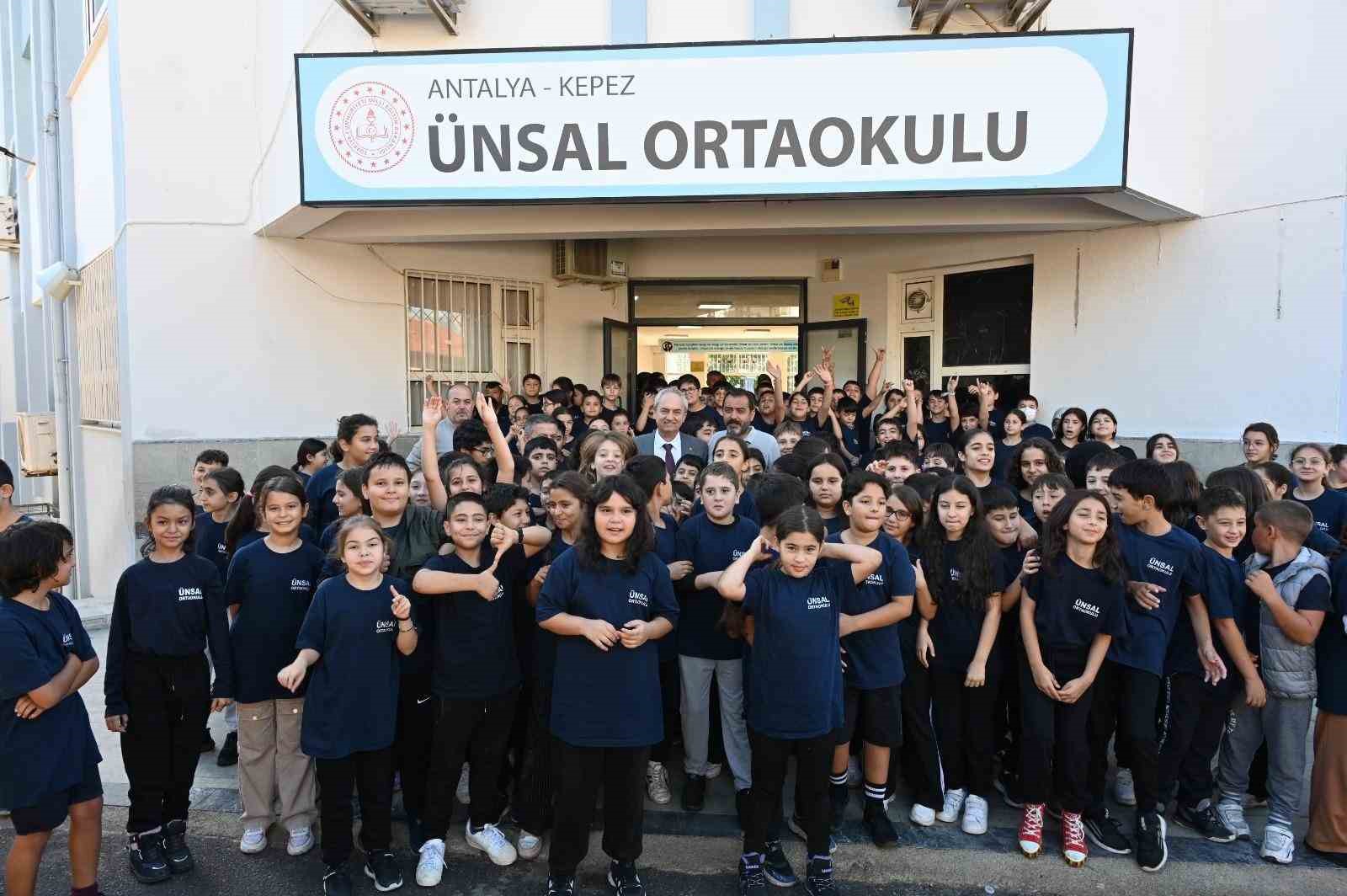 Başkan Kocagöz çeşme talebini yerine getirdi, öğrencilerle birlikte fidan dikti
