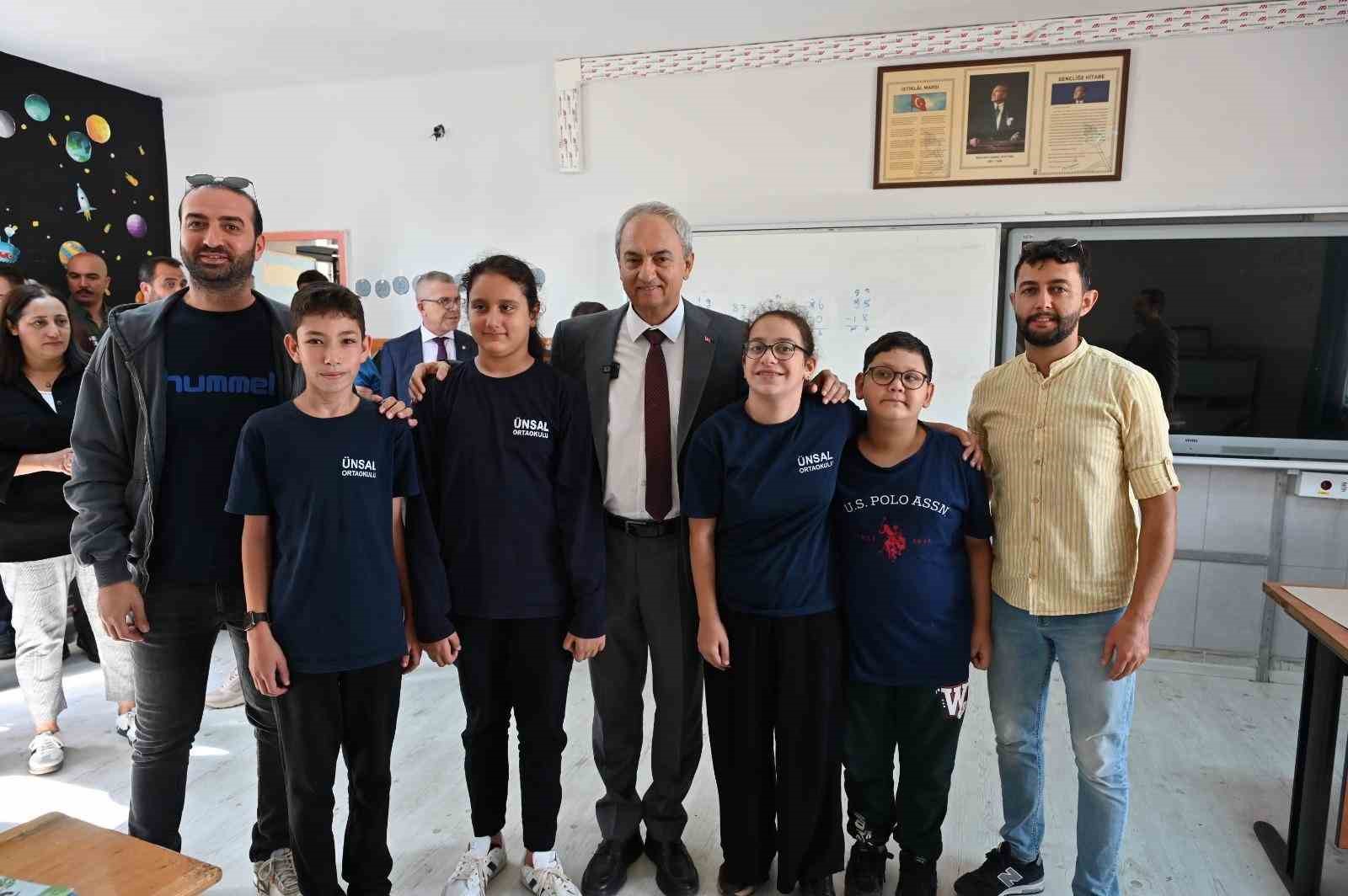 Başkan Kocag&ouml;z &ccedil;eşme talebini yerine getirdi, &ouml;ğrencilerle birlikte fidan dikti
