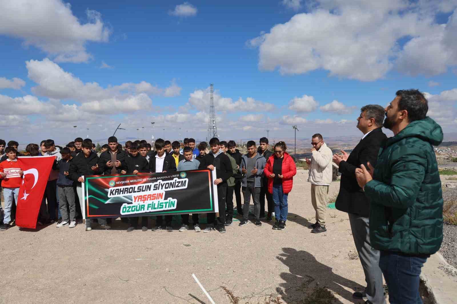 &Ouml;ğrenciler u&ccedil;urtmalarını Gazze halkı i&ccedil;in u&ccedil;urdu
