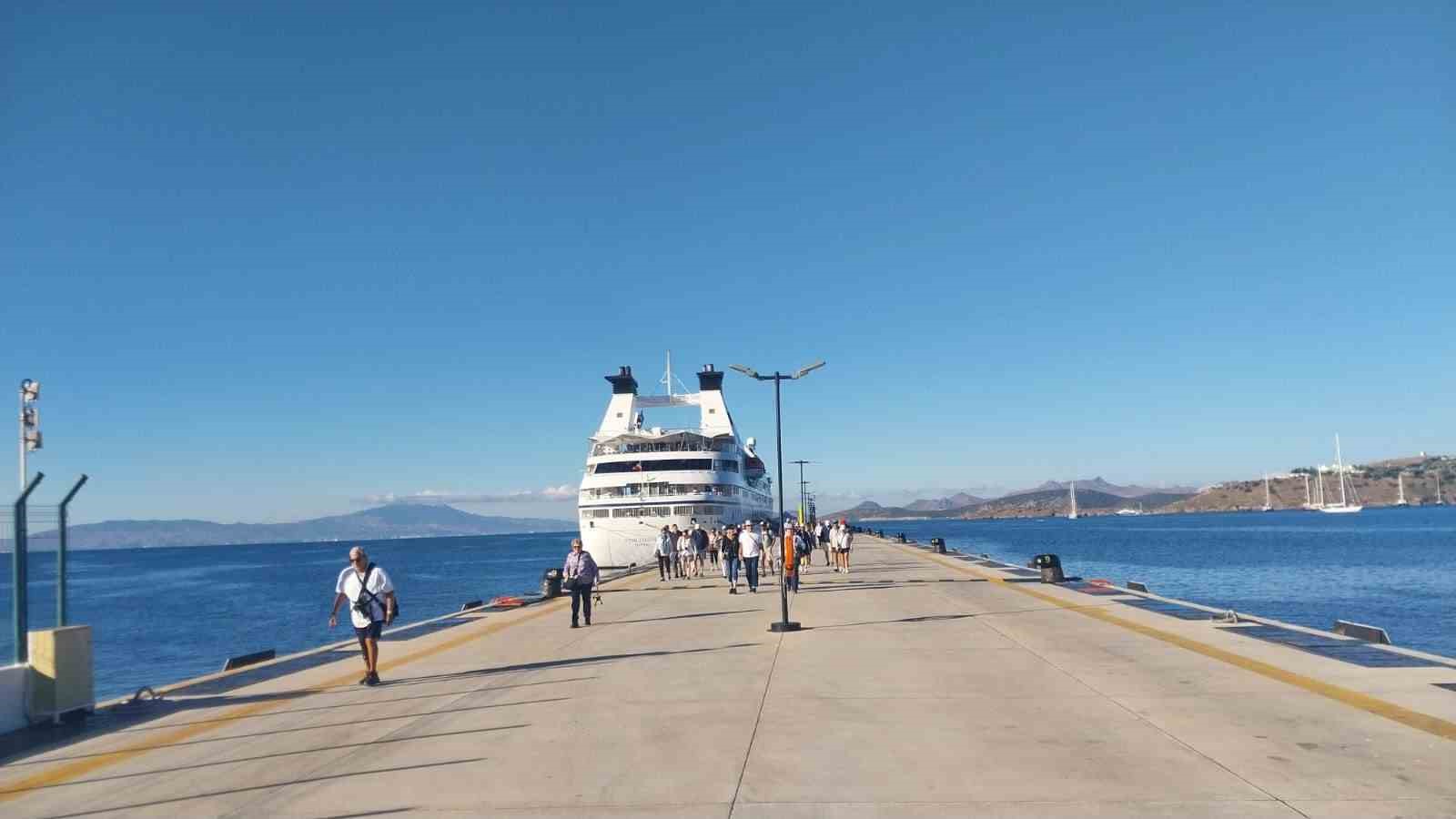 Bodrum&rsquo;a 277 yolcu ile geldi
