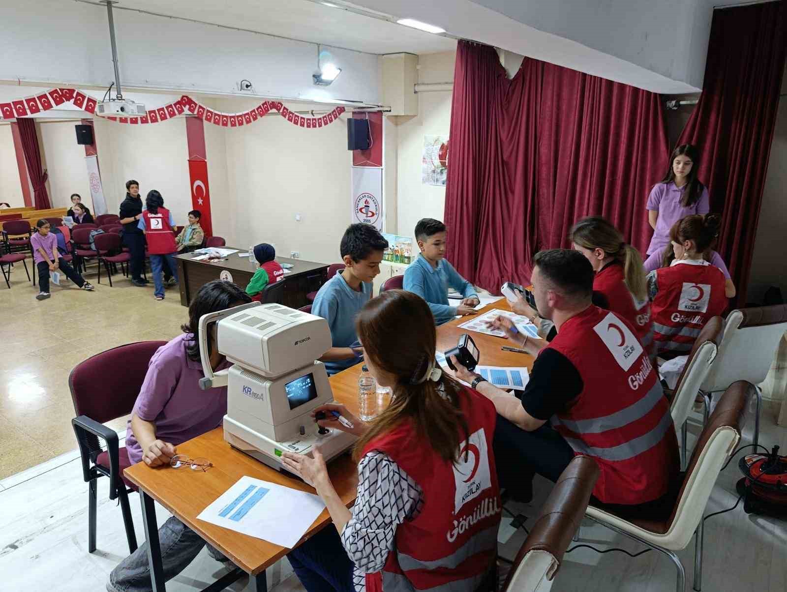 Siirt’te ortaokul öğrencilerine göz sağlığı taraması