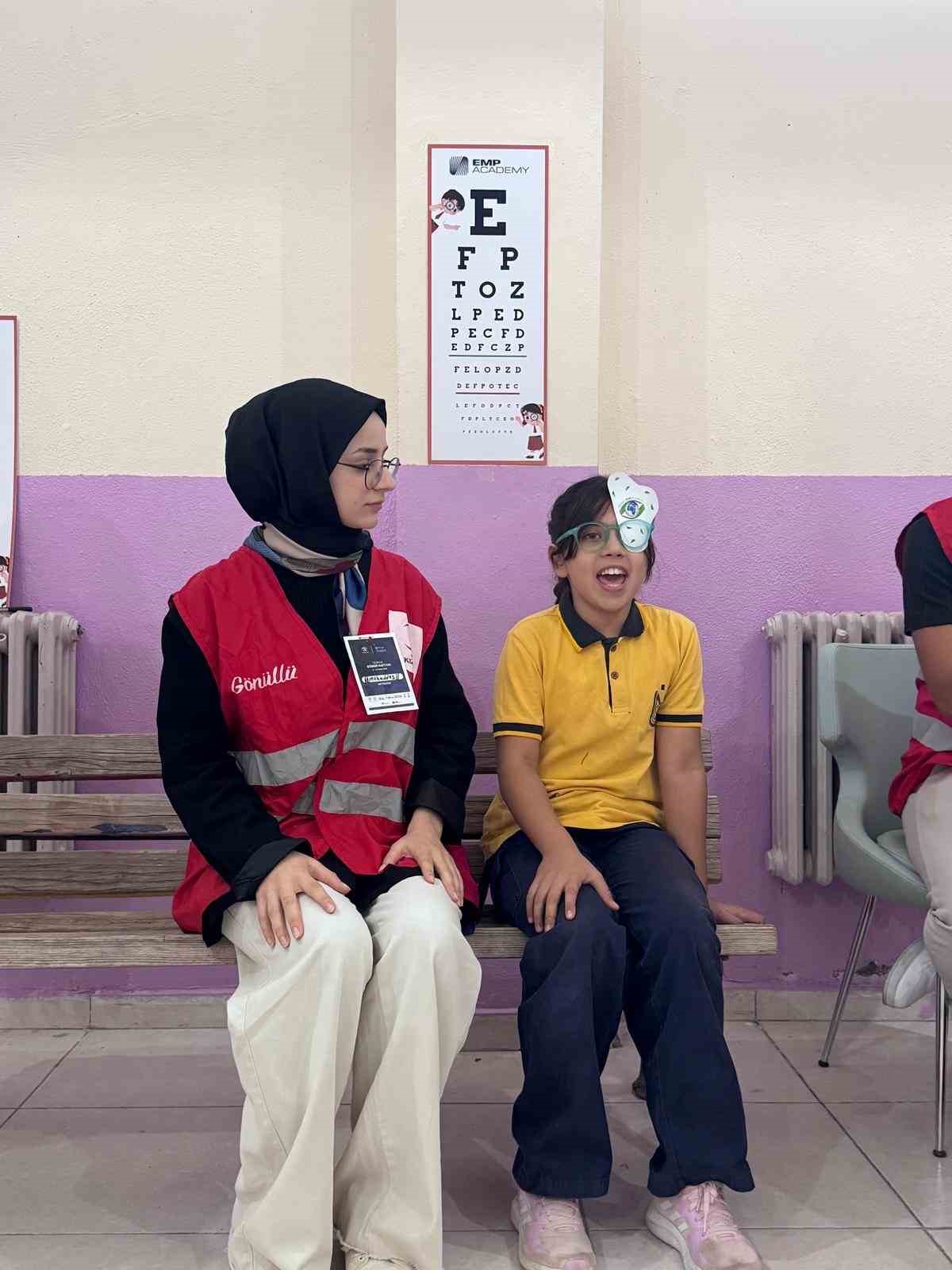 Siirt&rsquo;te ortaokul &ouml;ğrencilerine g&ouml;z sağlığı taraması
