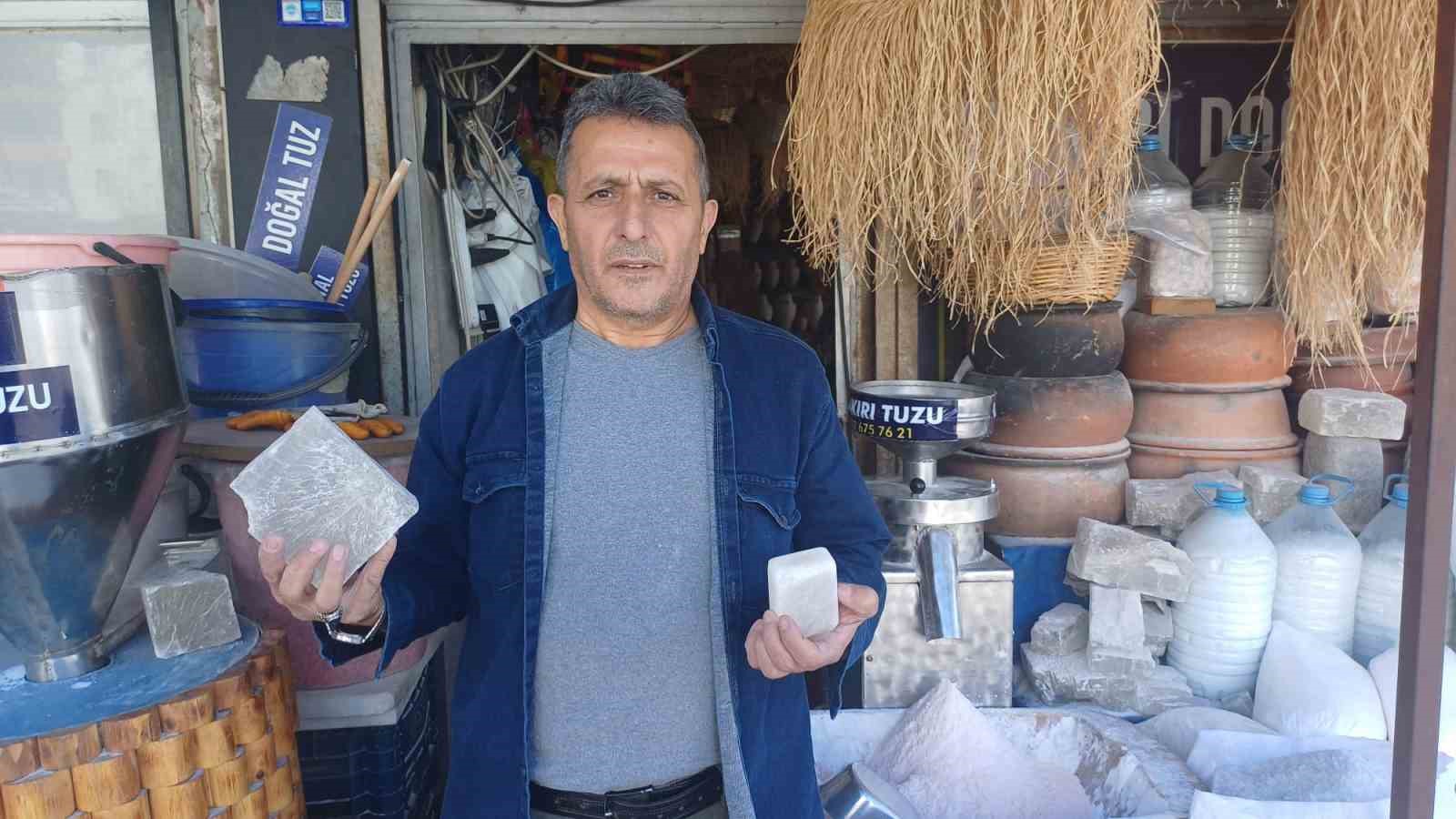 Pakistan&rsquo;dan getirdiği tuzla yemeklere lezzet katıyor
