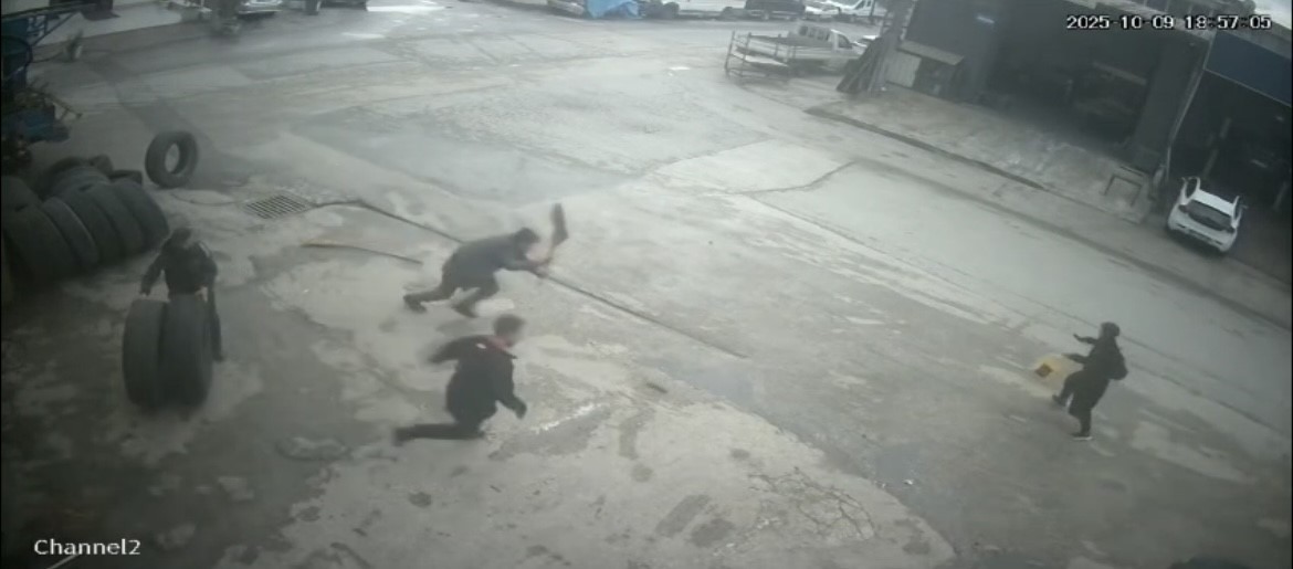 Fareyi s&uuml;p&uuml;rgeyle kovaladı, arkadaşı şut atar gibi tekme attı
