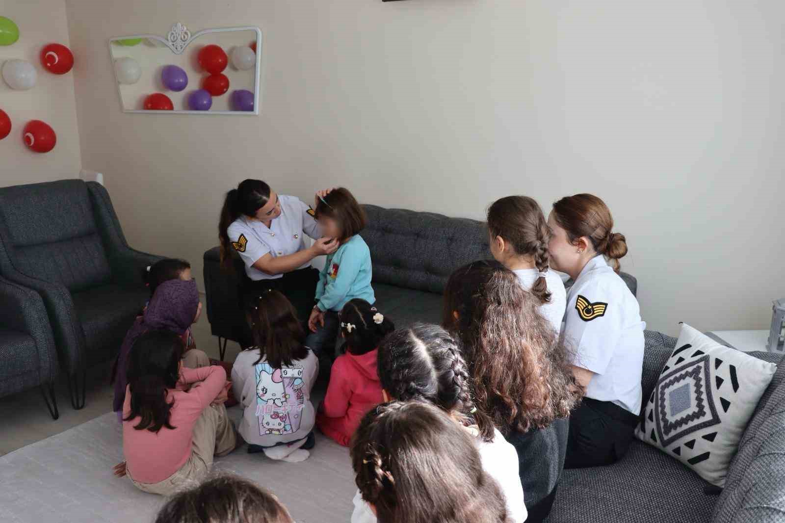 Yozgat İl Jandarma Komutanlığı kız &ccedil;ocuklarını unutmadı
