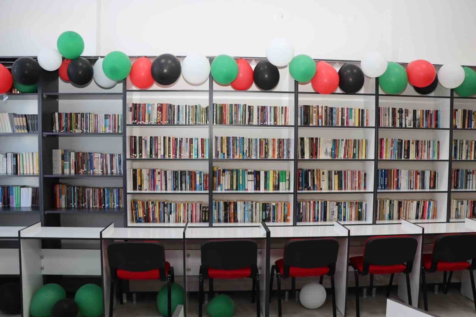 Kitap aşkıyla yola çıktılar, kütüphane kurdular