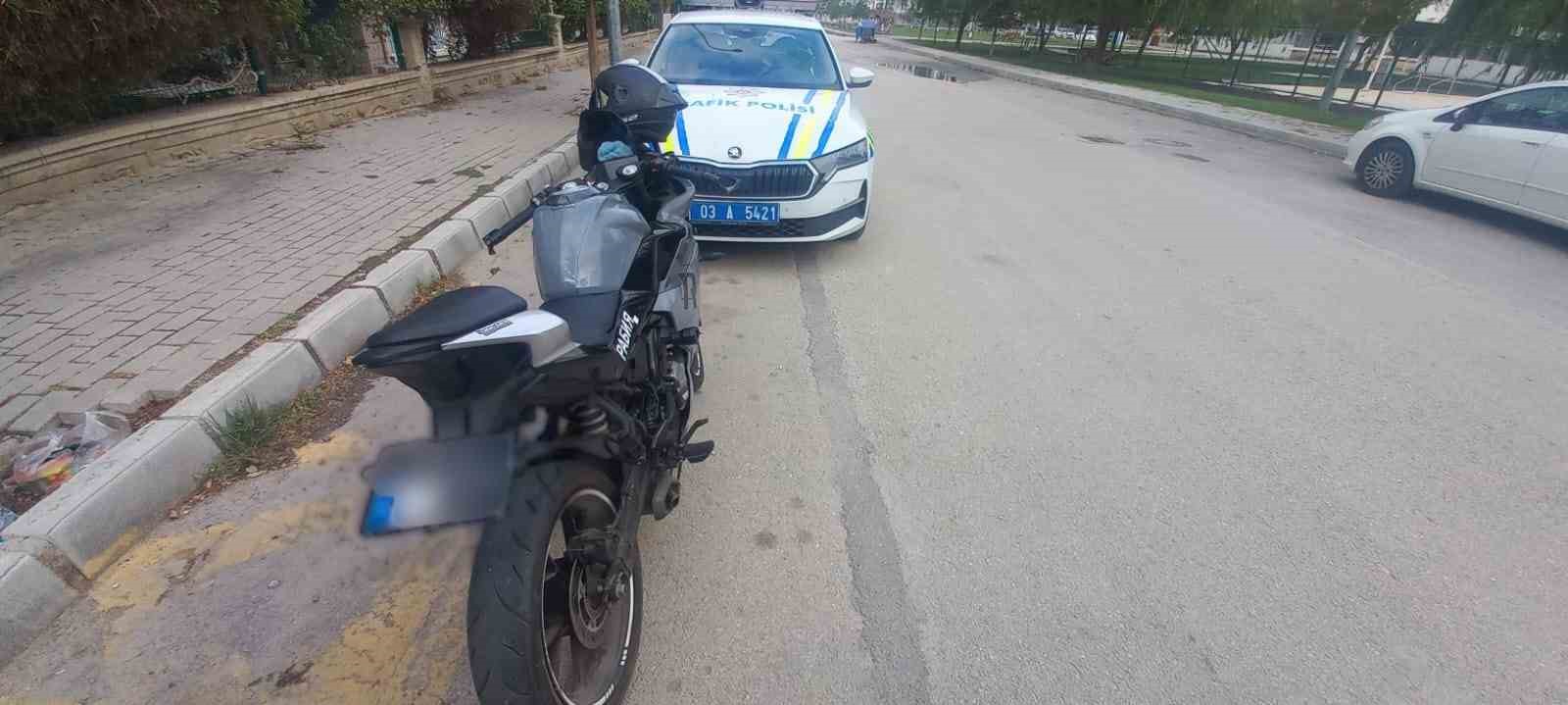 Motosikletinin plakasını bantla değiştiren s&uuml;r&uuml;c&uuml; polise yakalandı
