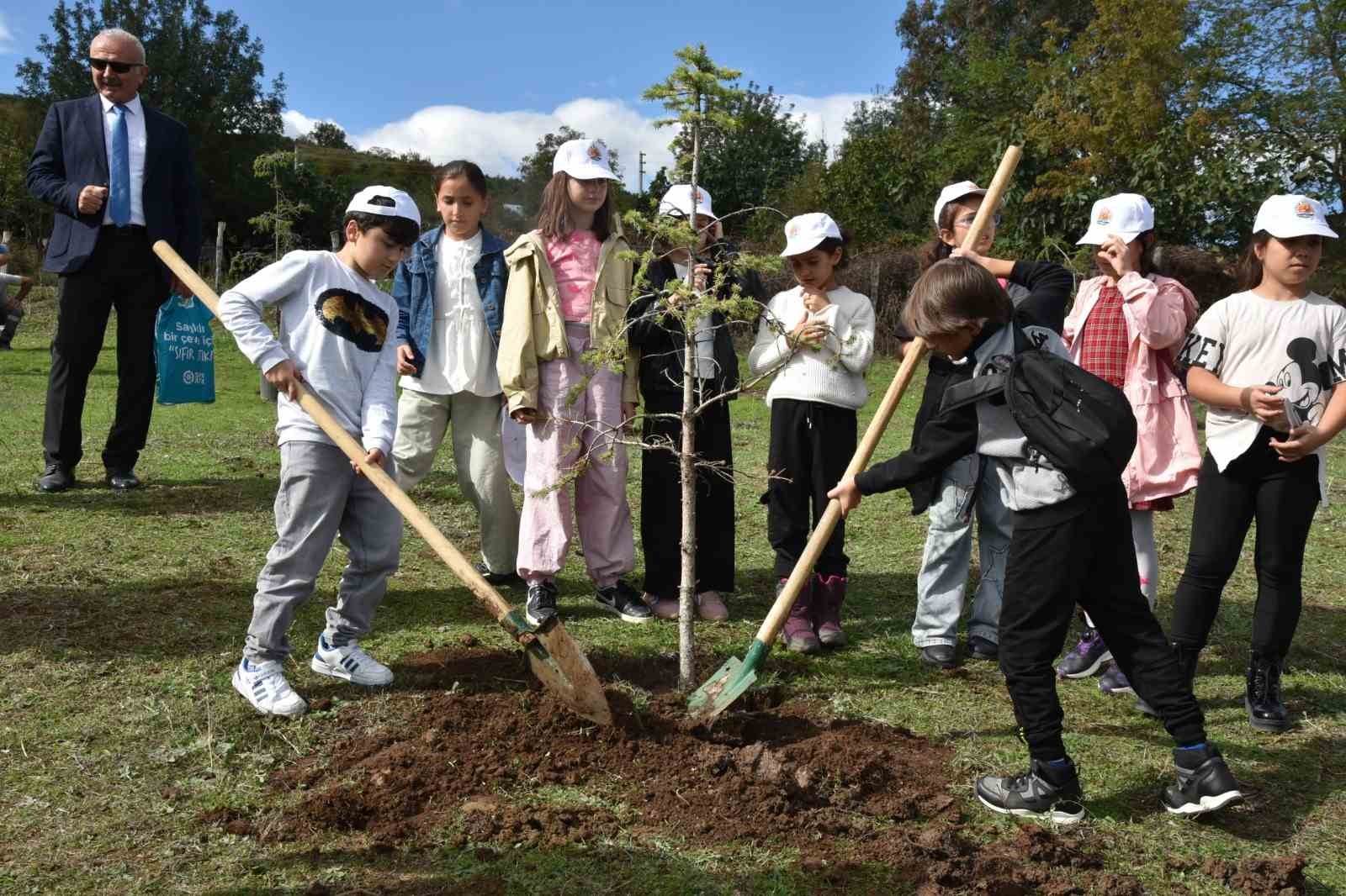 Atakumlu &ccedil;ocuklar yeşil nesil i&ccedil;in sahada
