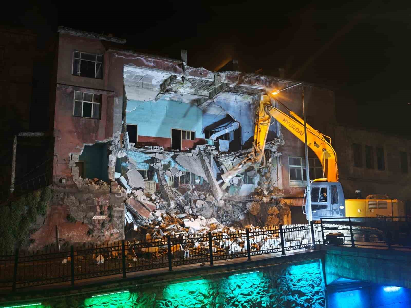 Bitlis&rsquo;te metruk binalar yıkılıyor
