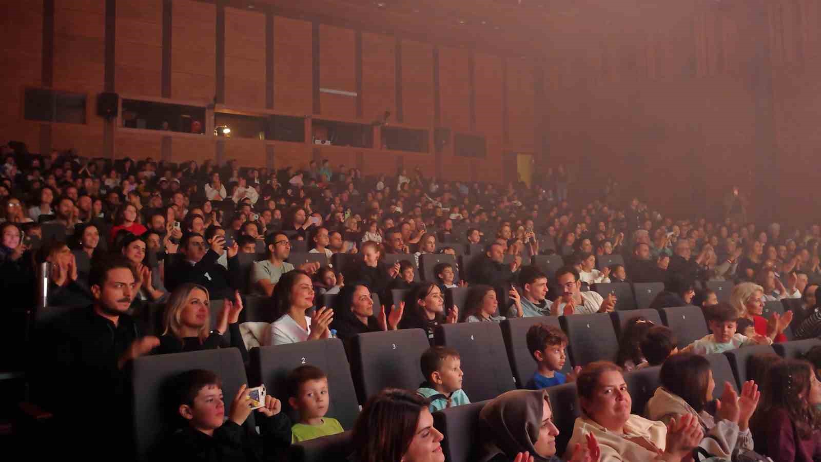 Kocaeli’de perdeler çocuklar için açıldı