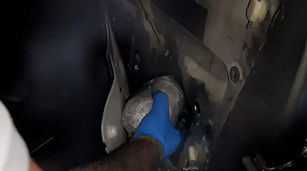 Antalya’da aracın gizli bölmelerine saklanan uyuşturucu, polisin gözünden kaçmadı