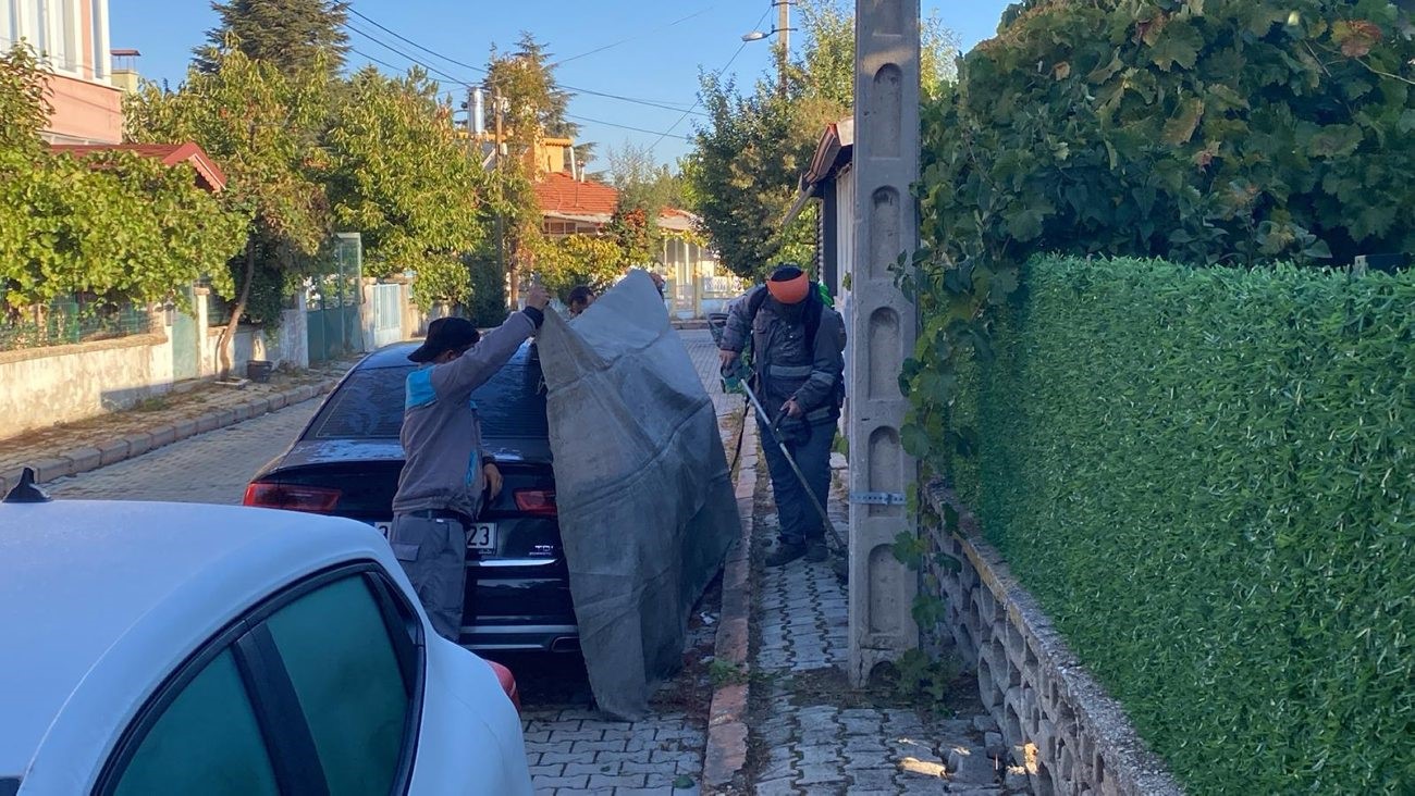 Isparta’da temizlik çalışmalarında araçlara brandalı önlem