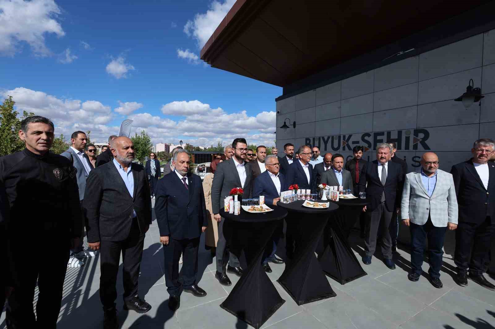 B&uuml;y&uuml;kkılı&ccedil;, Neşe &Ouml;zhaseki&rsquo;nin Renklerin Dili Resim Sergisi&rsquo;nin a&ccedil;ılışına katıldı
