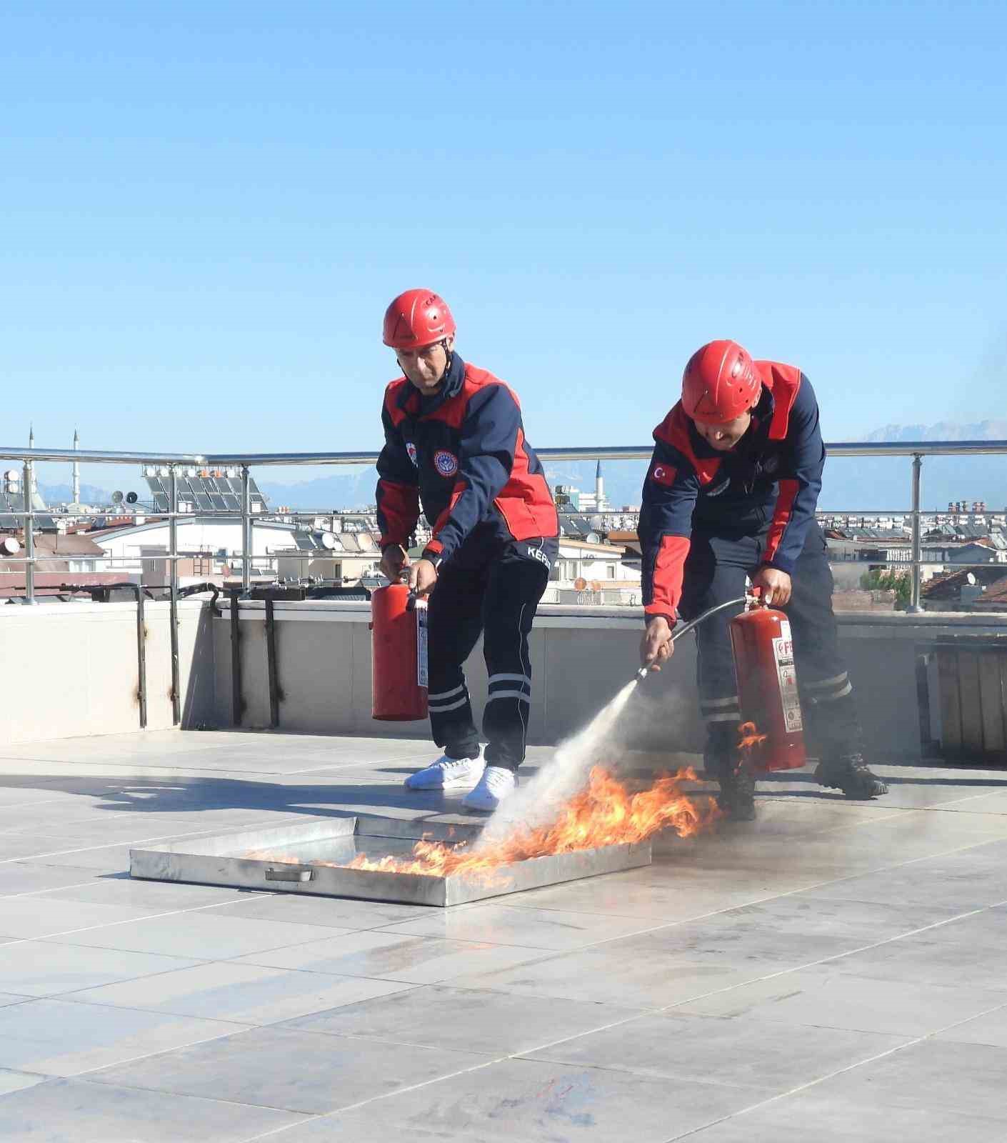 Kepez Belediyesi&rsquo;nden ger&ccedil;eğini aratmayan deprem tatbikatı
