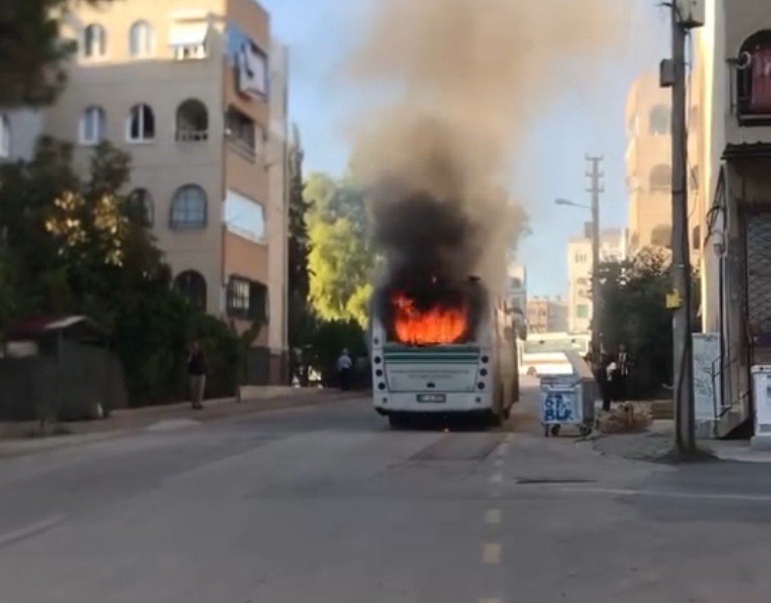 Adana&rsquo;da park halindeki halk otob&uuml;s&uuml; yandı
