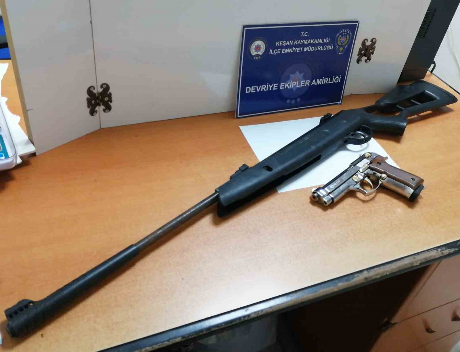Keşan’da polisin durdurduğu şüphelinin üzerinden havalı tüfek ve kurusıkı tabanca çıktı