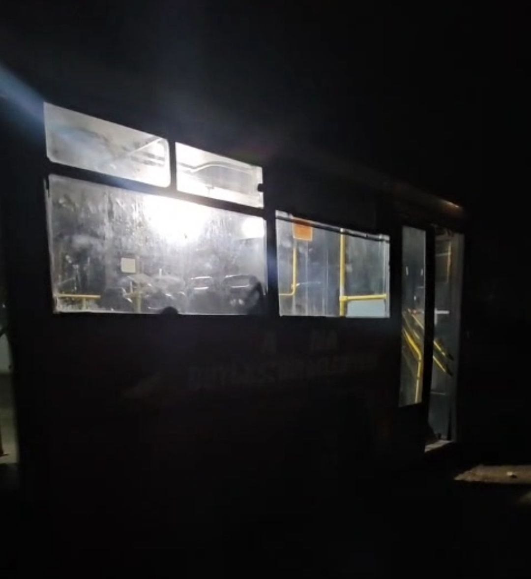 Adana Belediyesi&rsquo;ne ait otob&uuml;s&uuml;n sefer yaparken s&uuml;rekli arızalanmasına y&ouml;re sakinlerinden tepki
