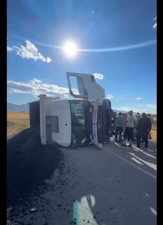 Muş&rsquo;ta asfalt y&uuml;kl&uuml; kamyon devrildi: 1 yaralı
