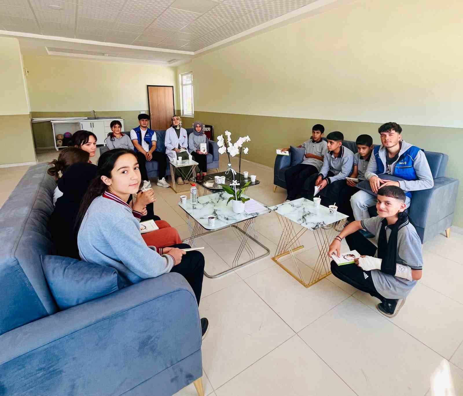 Gen&ccedil;lik Merkezi&rsquo;nden &ouml;ğrencilerle kitap okuma etkinliği
