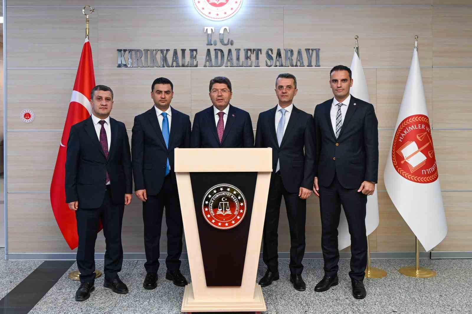 Adalet Bakanı Tun&ccedil;, tutuklu ve h&uuml;k&uuml;ml&uuml;lerin &uuml;rettiği &uuml;r&uuml;nleri inceledi
