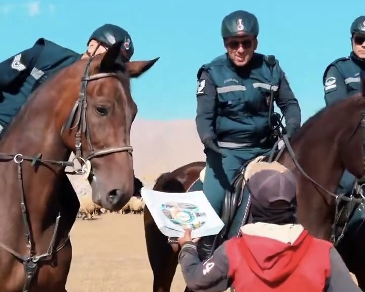 Tarihi Zeyn Kalesi&rsquo;nin eteklerinde atlı jandarma devriyesi
