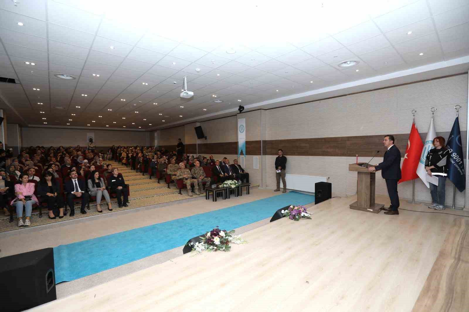 Bitlis&rsquo;te "En İyi Narkotik Polisi Anne" semineri d&uuml;zenlendi
