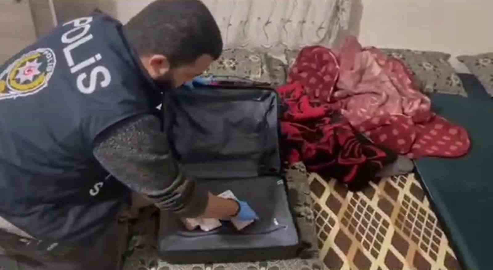 G&ouml;&ccedil;men ka&ccedil;ak&ccedil;ılarına şafak operasyonu: 10 tutuklama
