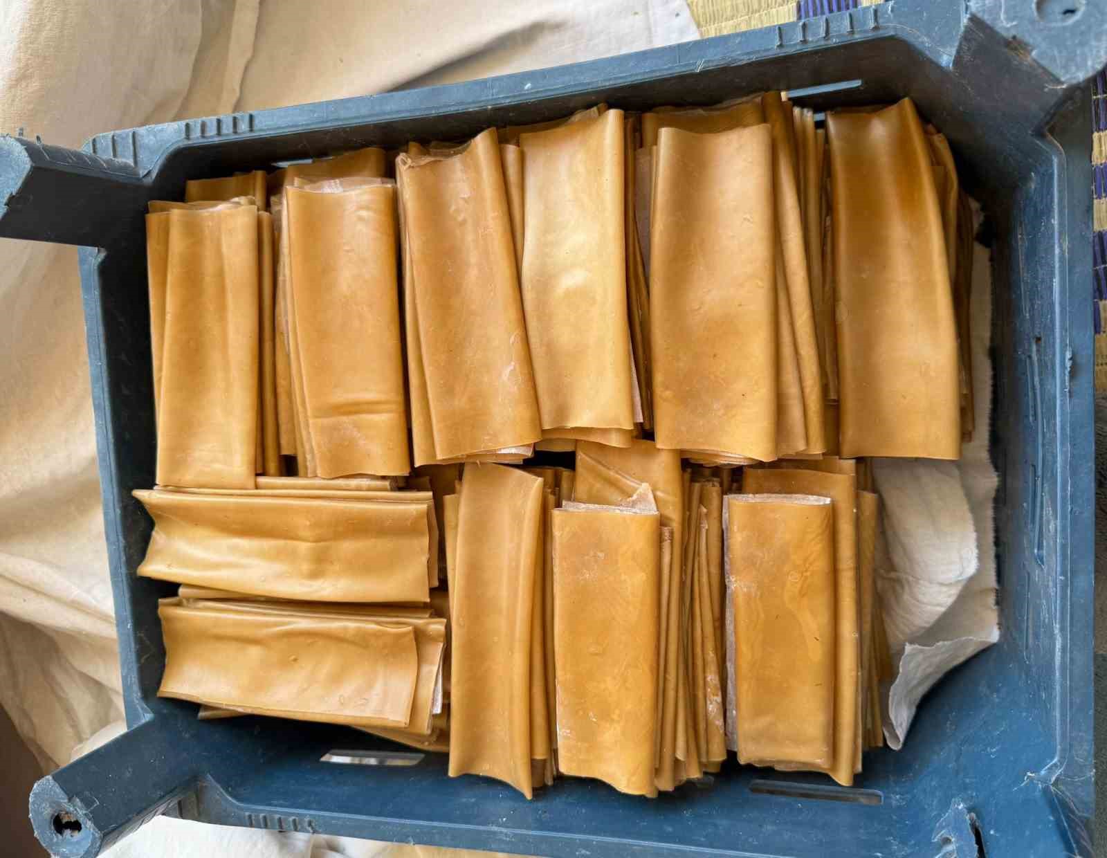 Gaziantep&rsquo;te kadınların &uuml;z&uuml;m pekmezli pestil mesaisi başladı
