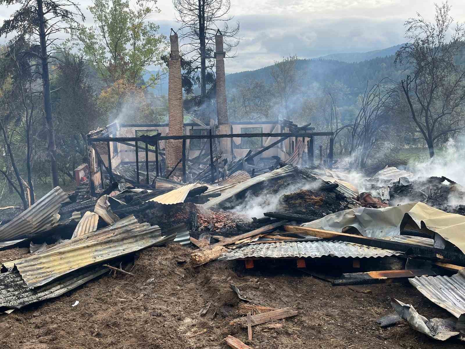Alevlere teslim olan ahşap ev küle döndü
