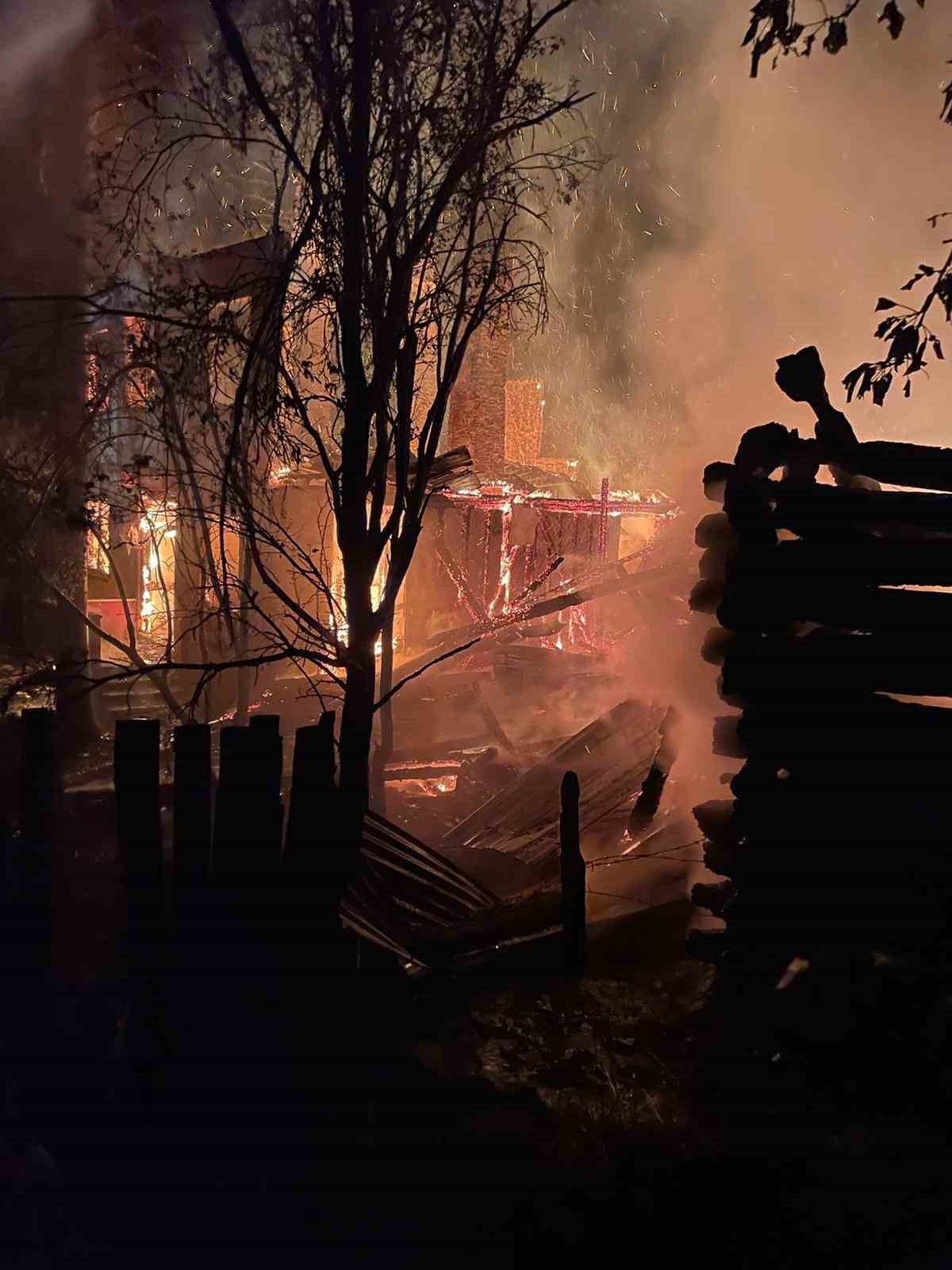 Alevlere teslim olan ahşap ev küle döndü
