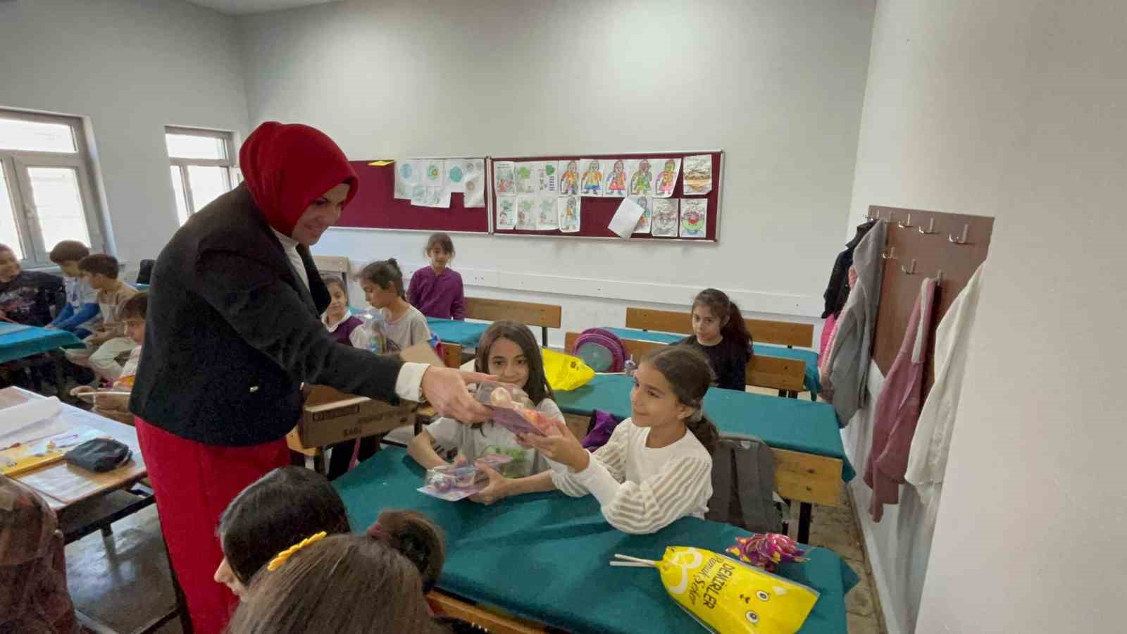 ’Muhtar ana’ kız çocuklarına hediyeler dağıttı