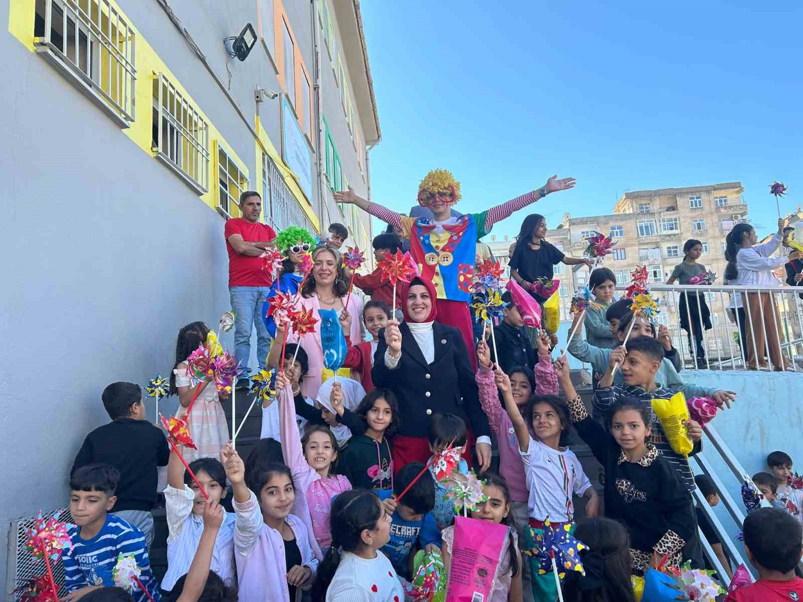 ’Muhtar ana’ kız çocuklarına hediyeler dağıttı