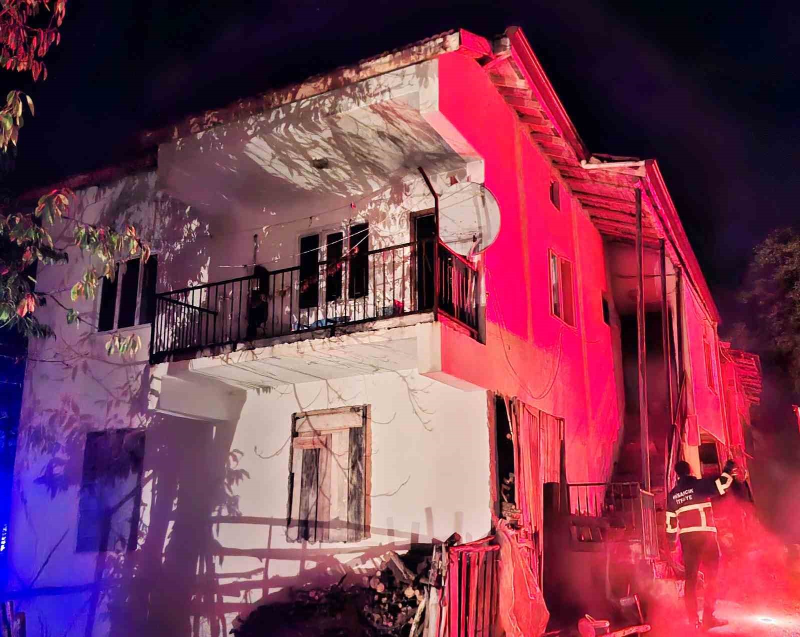 Hisarcık’ta bir evin yatak odasında çıkan yangın büyümeden söndürüldü