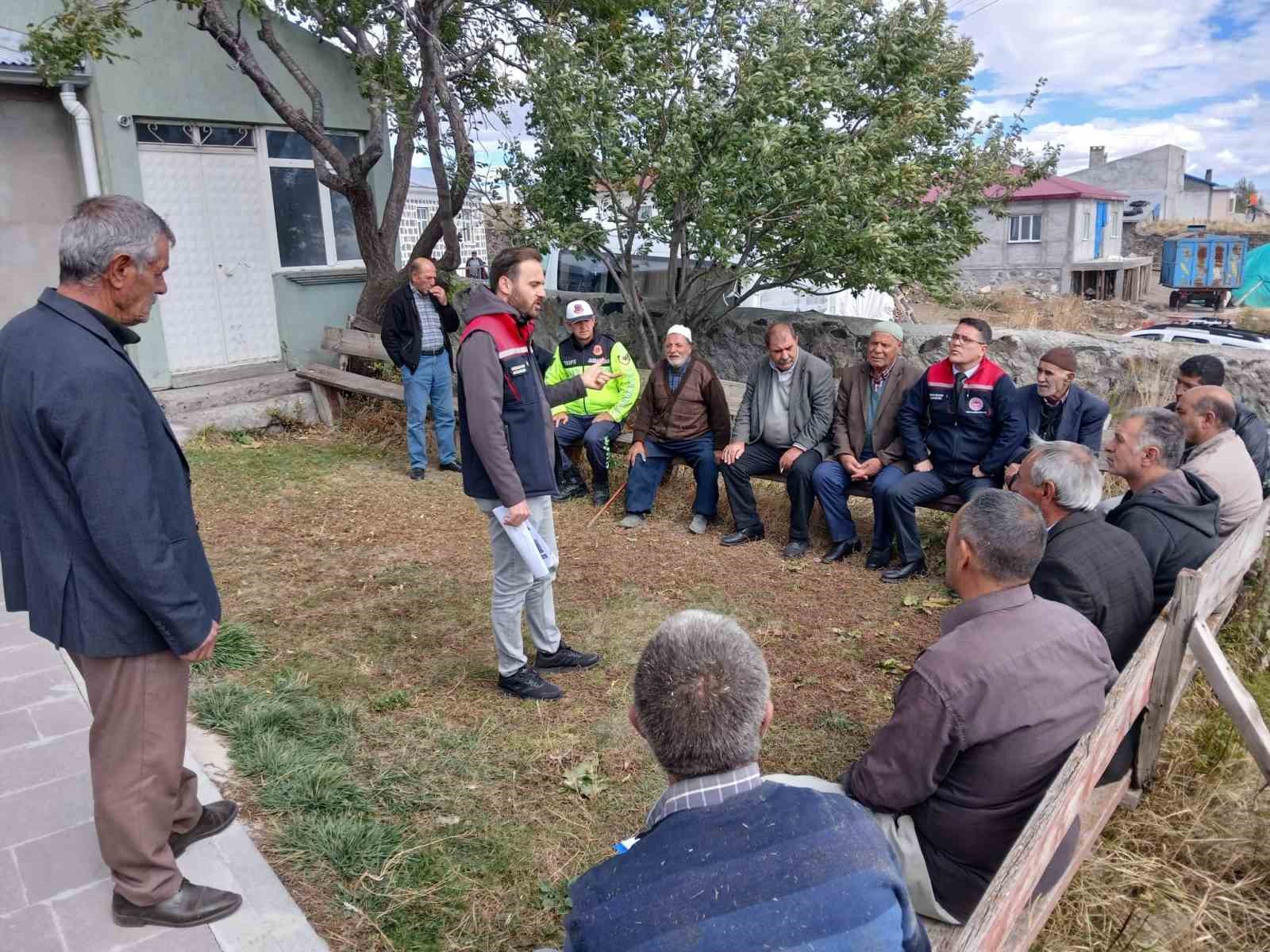 Kars’ta çiftçiler kuraklık, iklim değişikliği ve genel tarım sayımı hakkında bilgilendirildi
