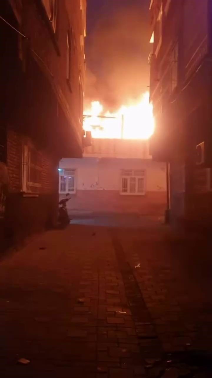Diyarbakır’da korkutan yangın: Alevler metrelerce yükseldi
