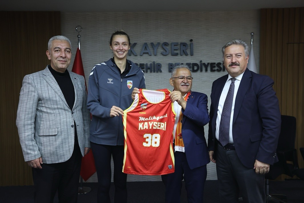 Başkan Büyükkılıç; Melikgazi Kayseri Kadın Basketbol Takımı’nı ağırladı
