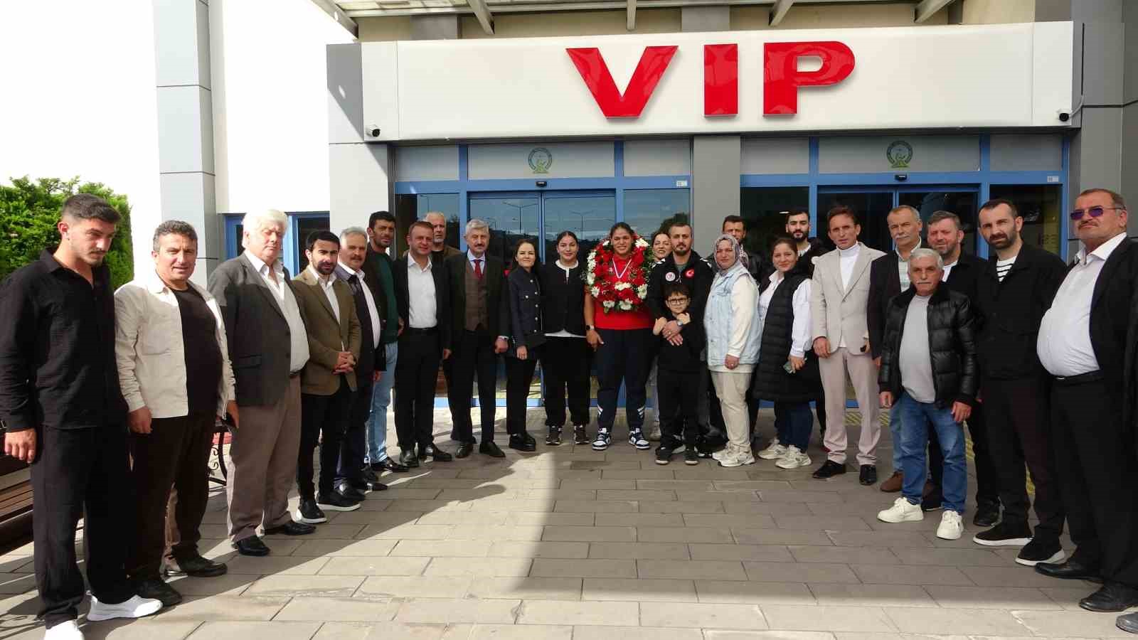 Avrupa şampiyonu Havvanur Kethüda, memleketi Trabzon’da karşılandı
