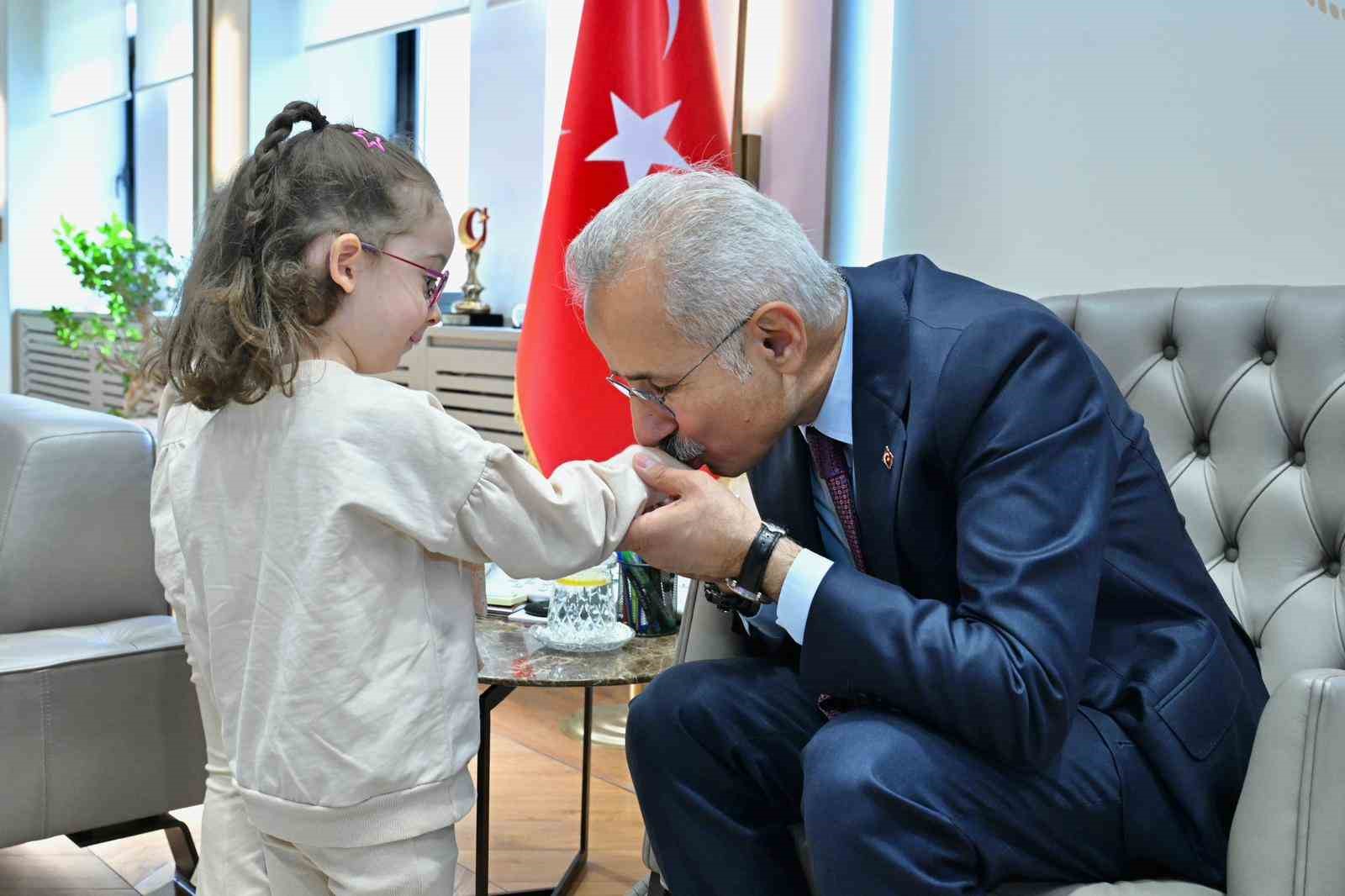 Uçak görünce mutlu olan Erva ve Zümra hayallerine kavuştu

