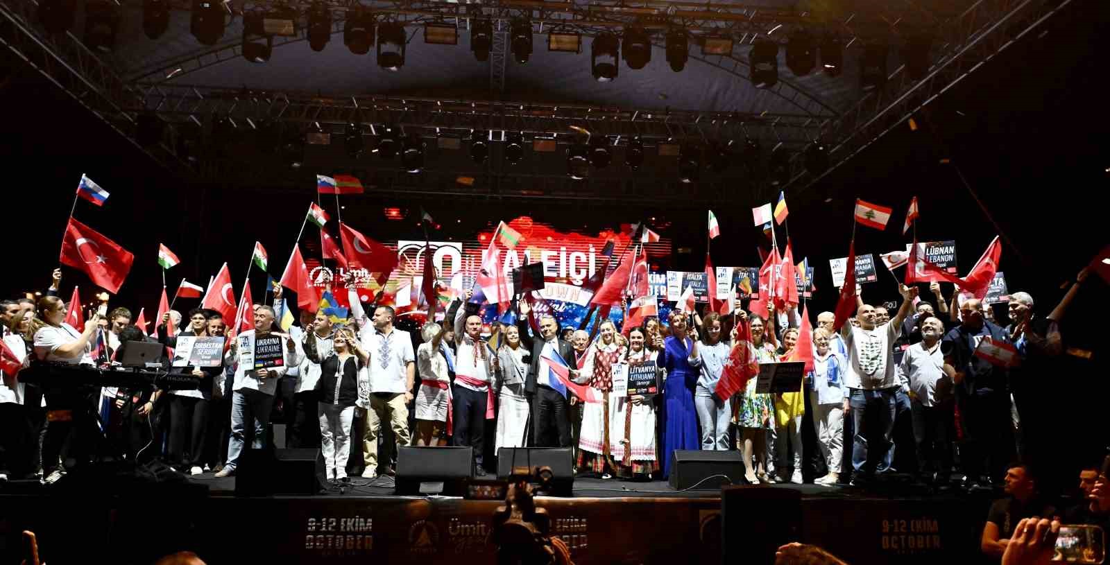 Kaleiçi sokaklarında renkli kortej geçişi
