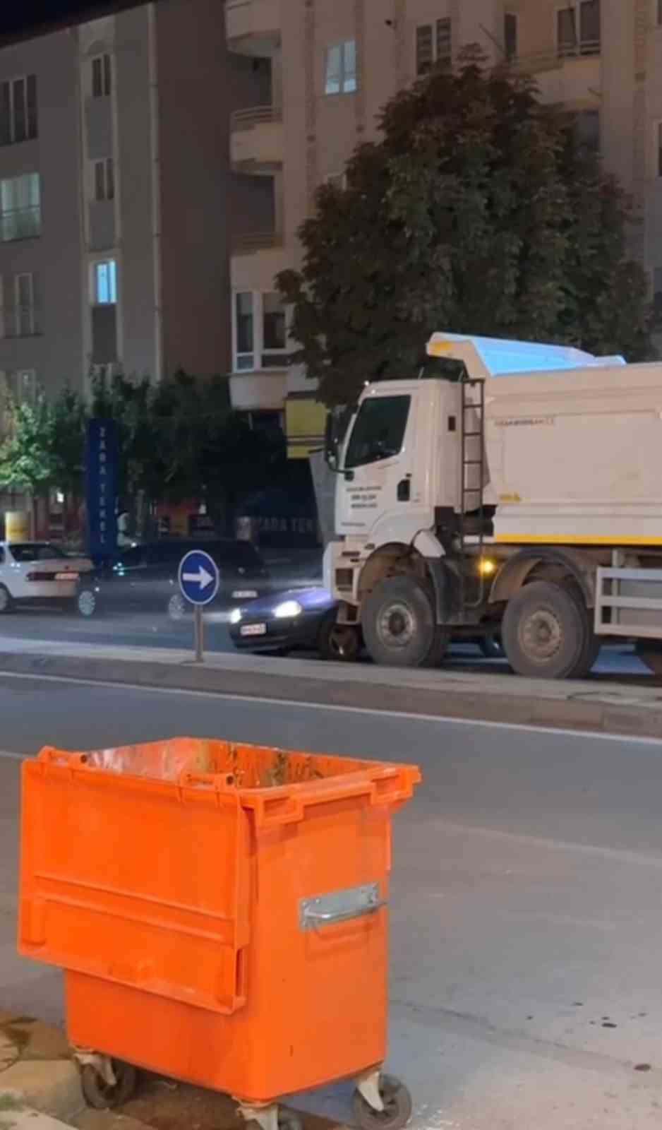 Sivas&rsquo;ta seyir halindeki kamyon otomobile &ccedil;arptı
