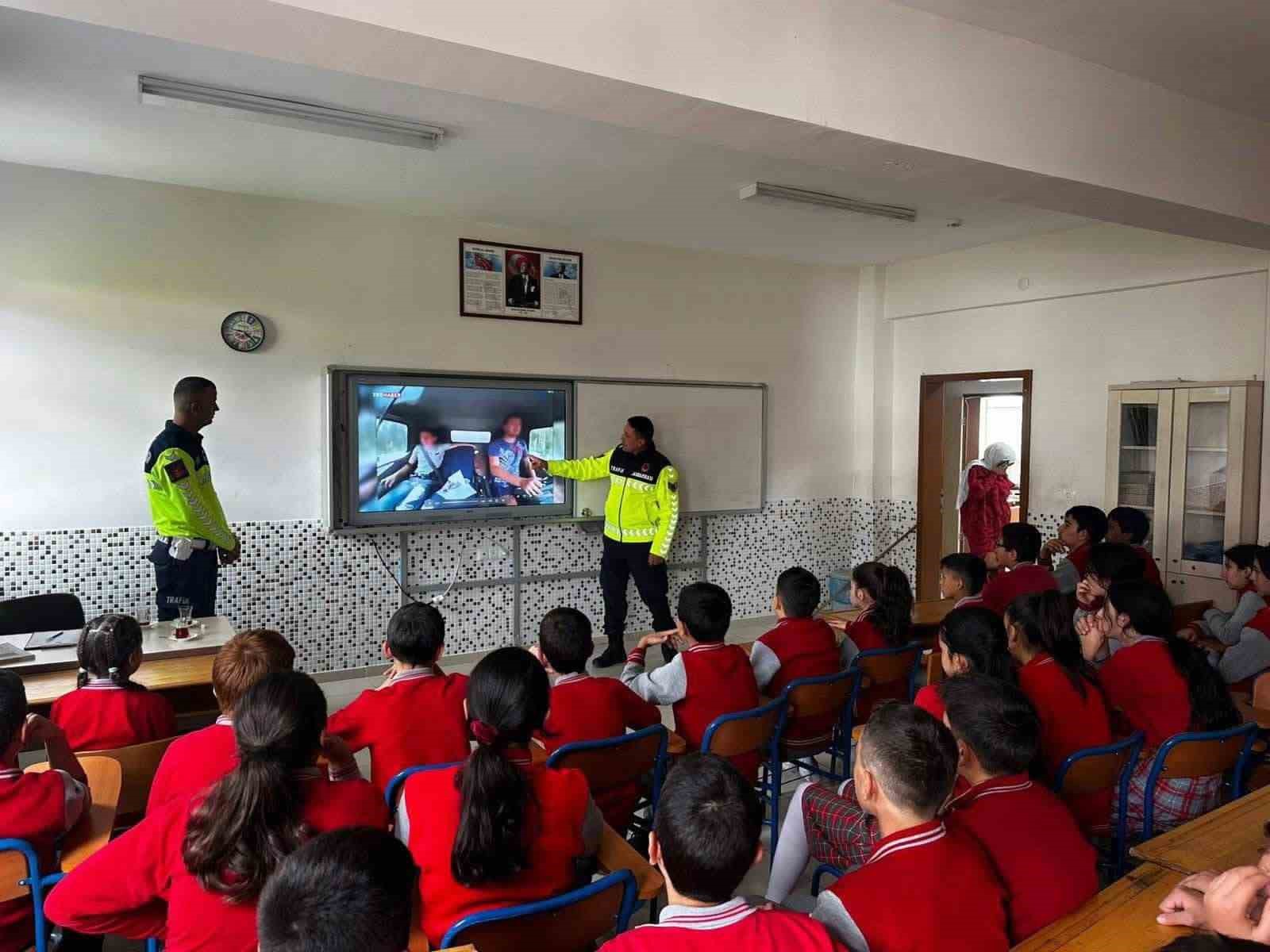 Öğrenci ve öğretmenlere güvenli trafik anlatıldı