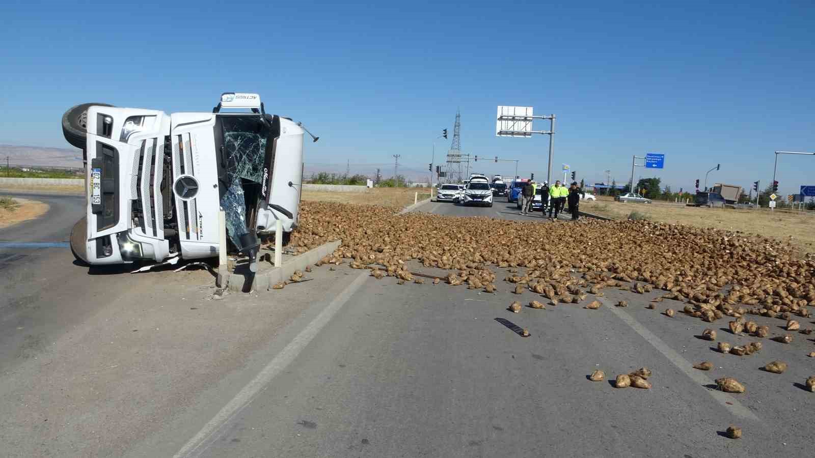 Malatya’da pancar yüklü tır devrildi: 1 yaralı