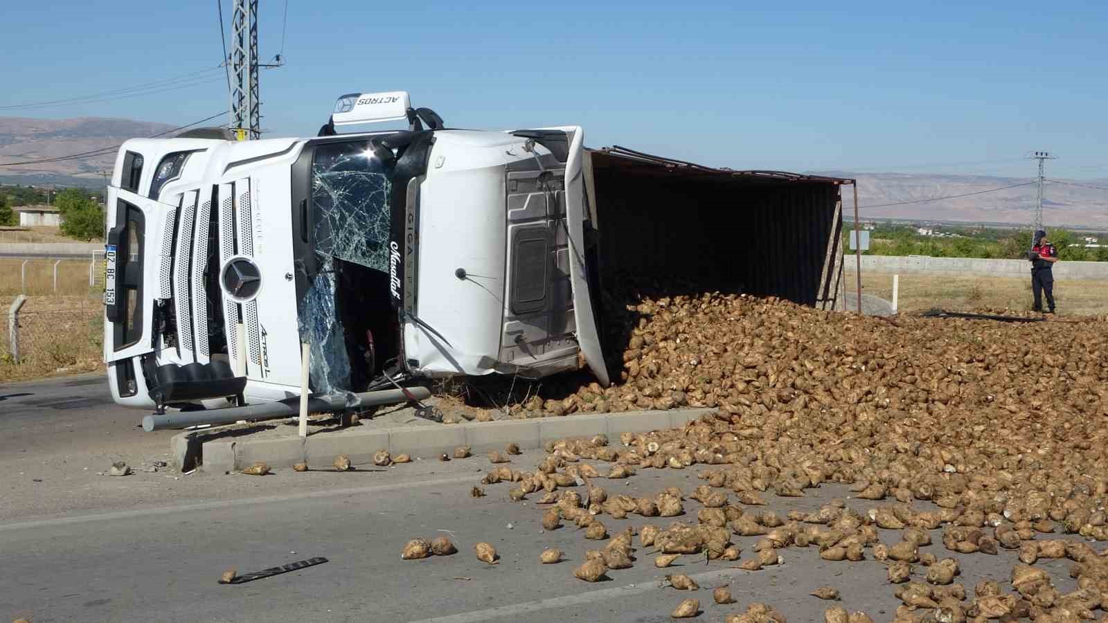 Malatya&rsquo;da pancar y&uuml;kl&uuml; tır devrildi: 1 yaralı
