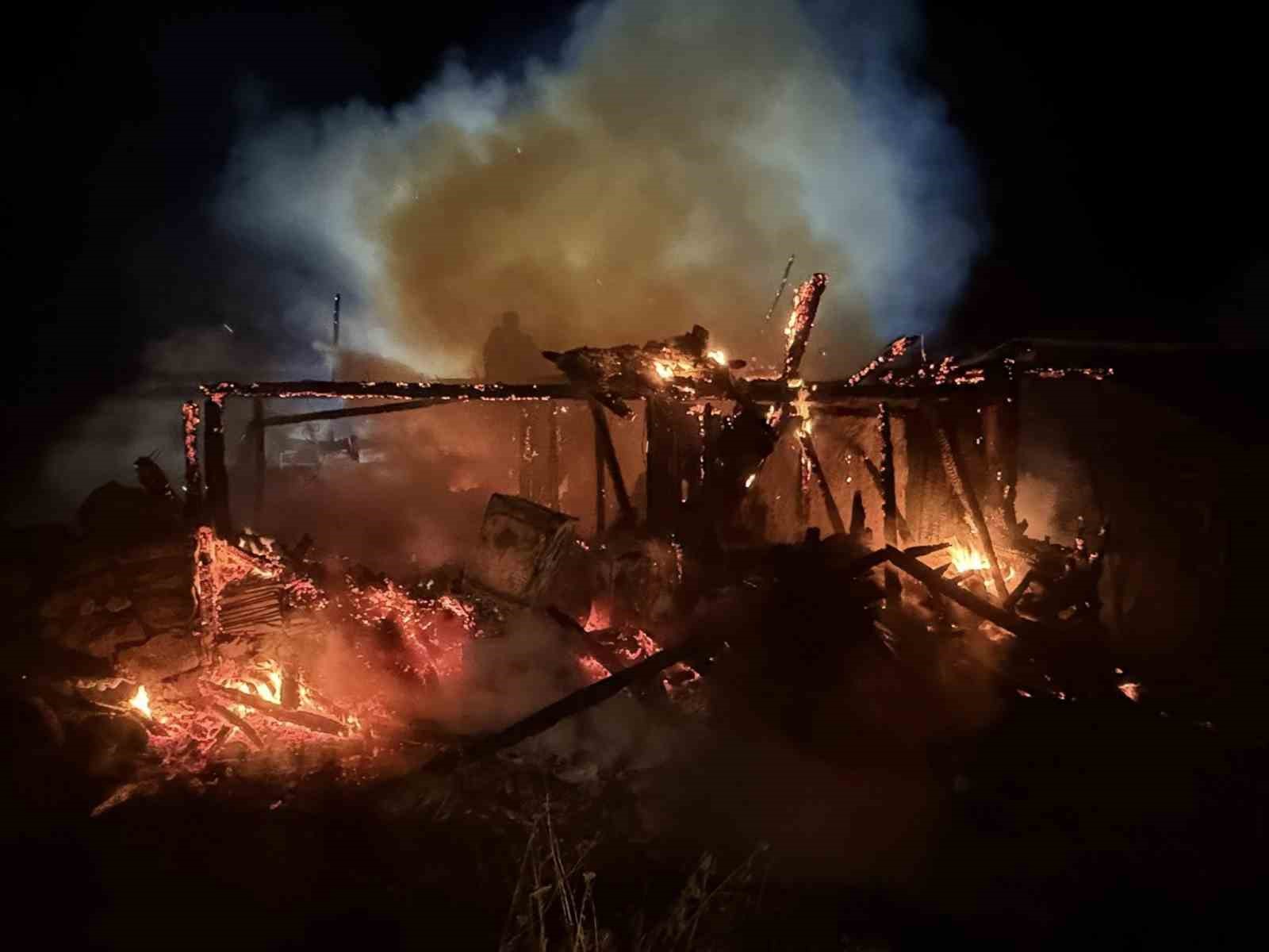 2 katlı ahşap ev küle döndü