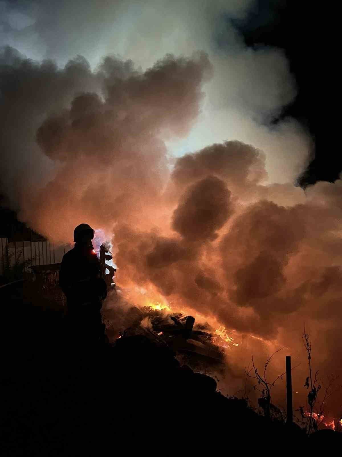 2 katlı ahşap ev küle döndü