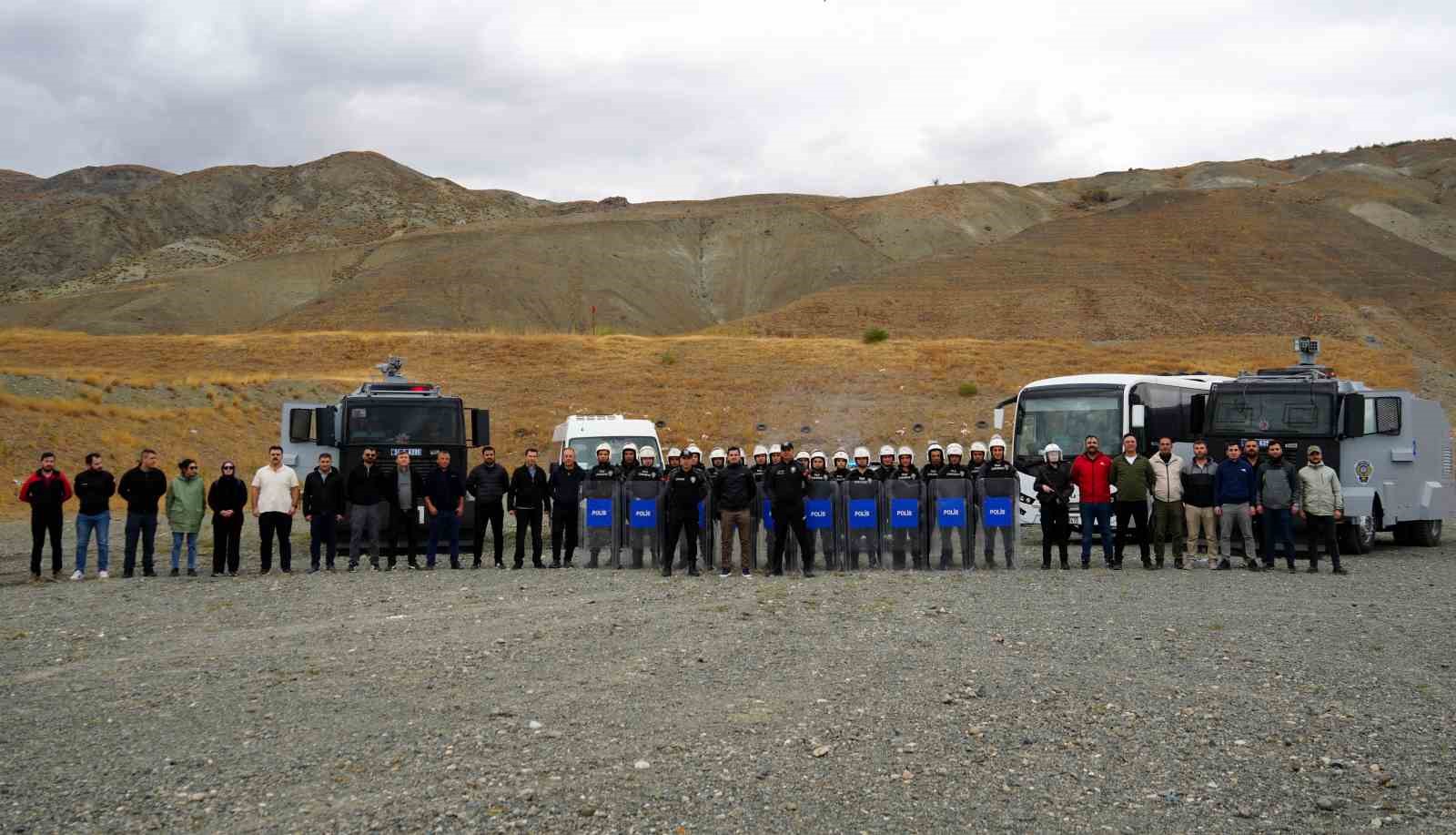 Erzincan’da çevik kuvvetten gerçeğini aratmayan tatbikat
