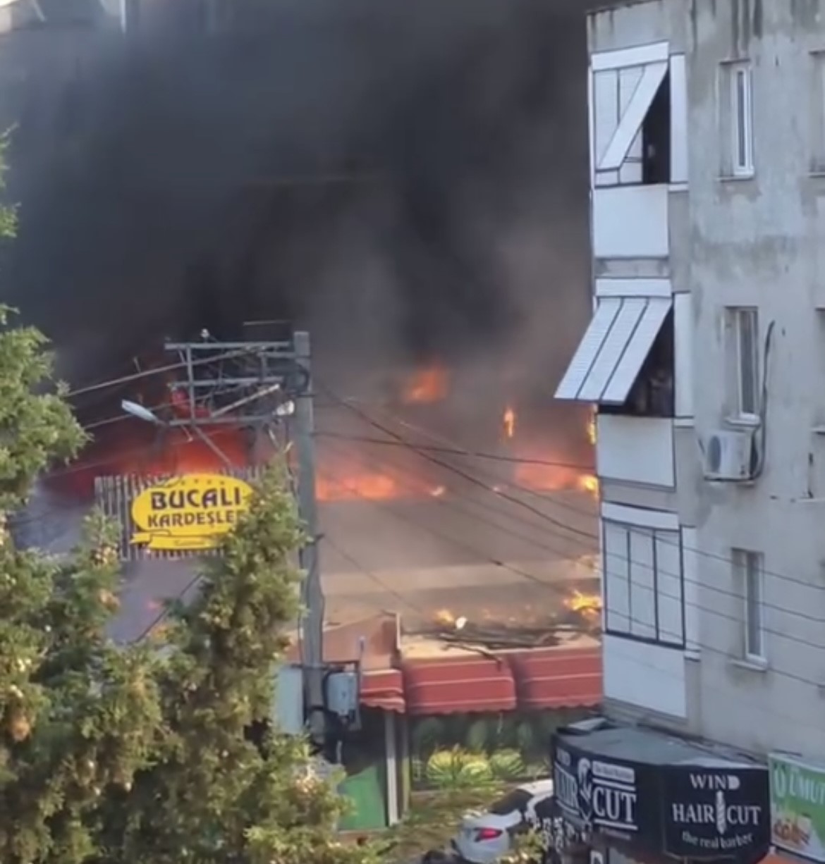 Alevlerin yükseldiği binada yangın paniği