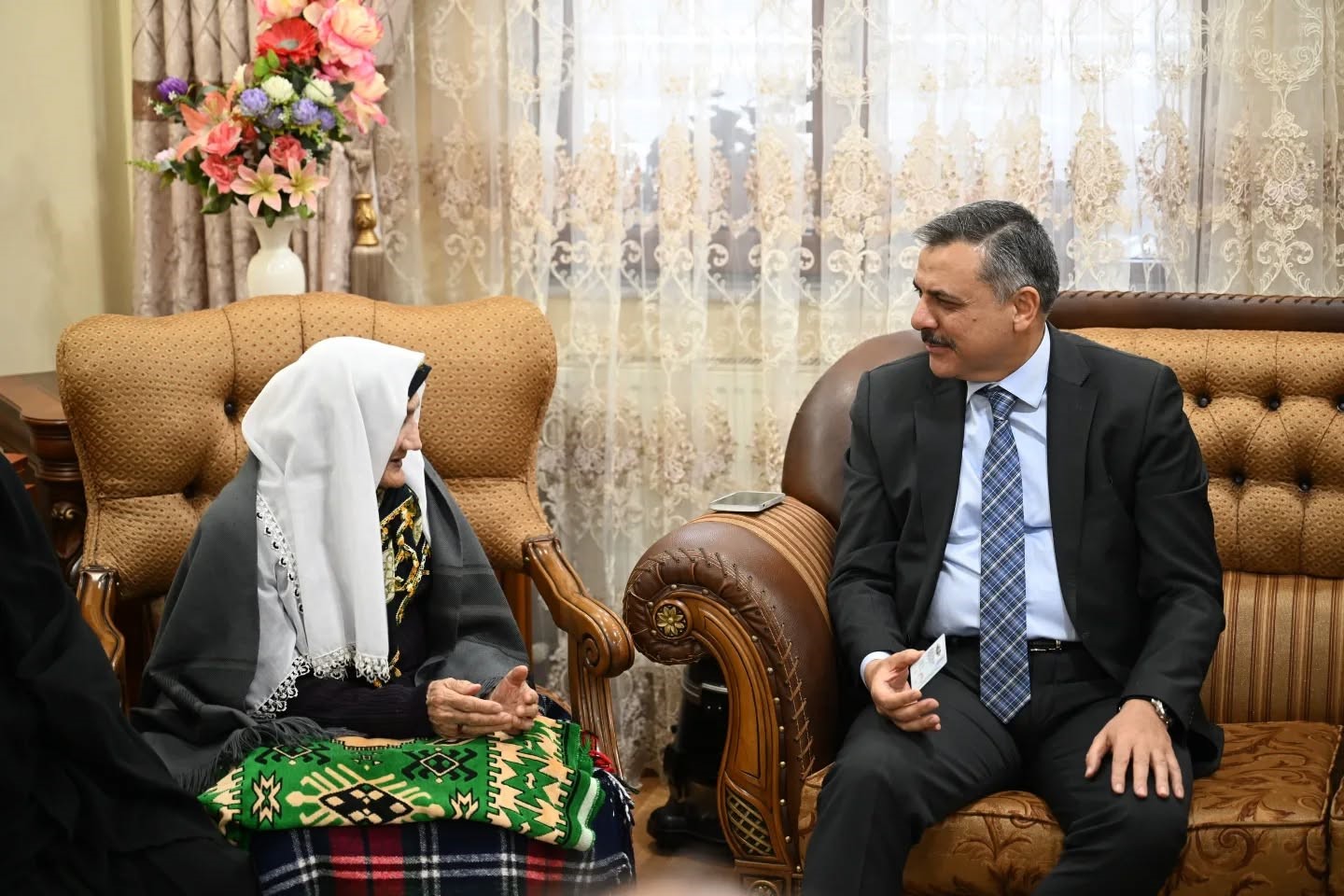 Vali Çiftçi 95 yaşındaki Şahteret nineyi evinde ziyaret etti