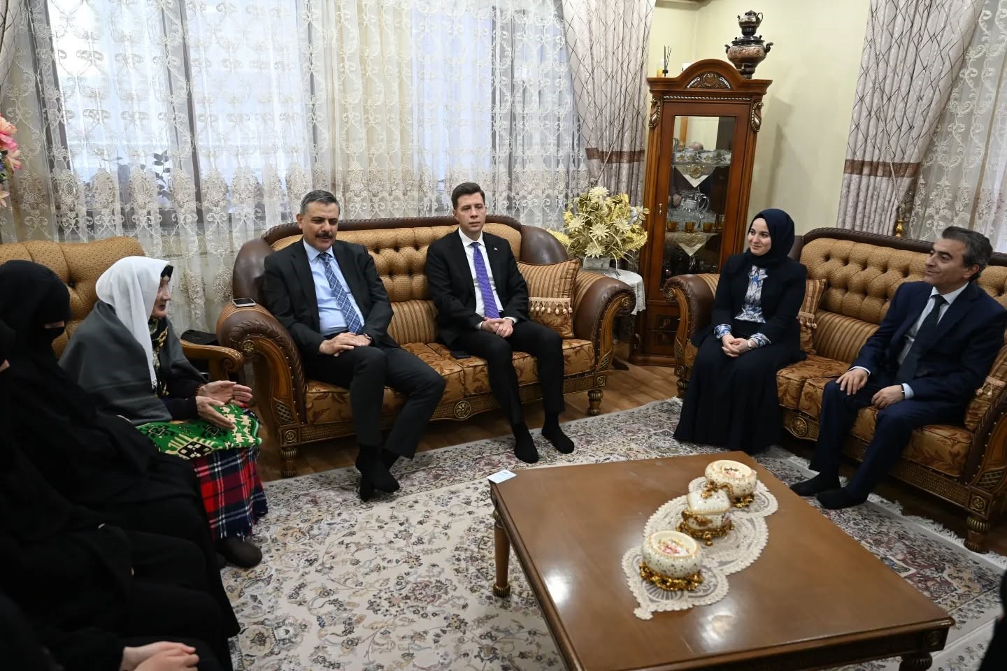 Vali Çiftçi 95 yaşındaki Şahteret nineyi evinde ziyaret etti